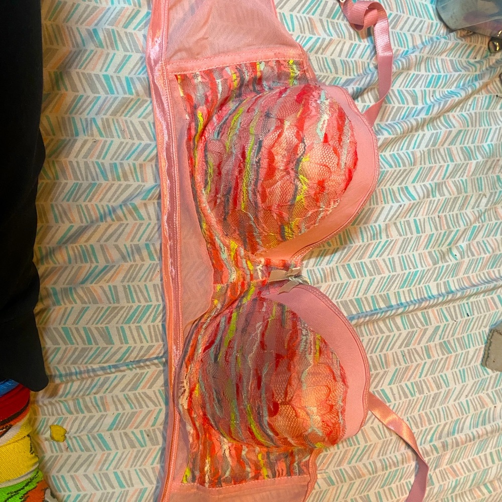 Size 42c bra with a wide back can be strapless pushup good support